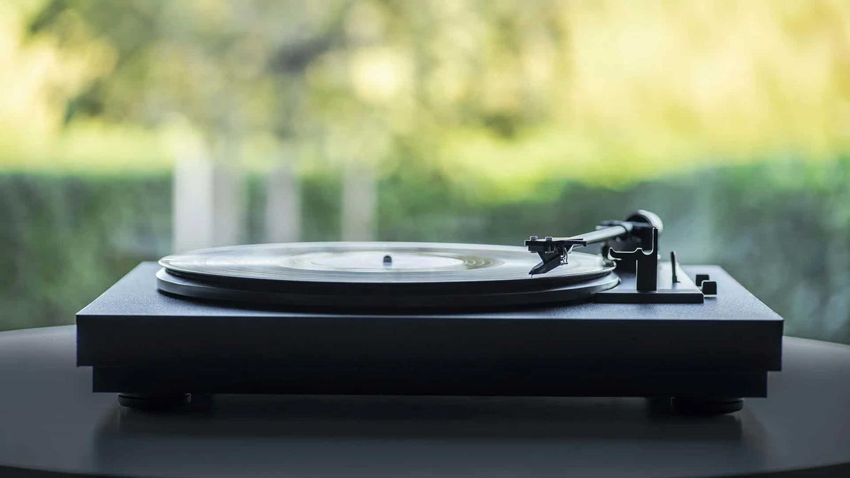 A1-Autmatic-Turntable-LIfestyle